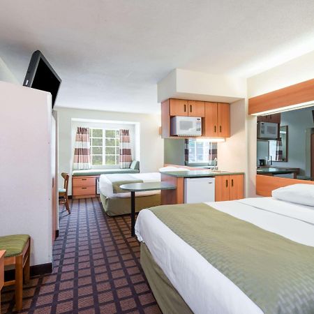 Microtel Inn & Suites By Wyndham Uncasville Casino Area Bagian luar foto