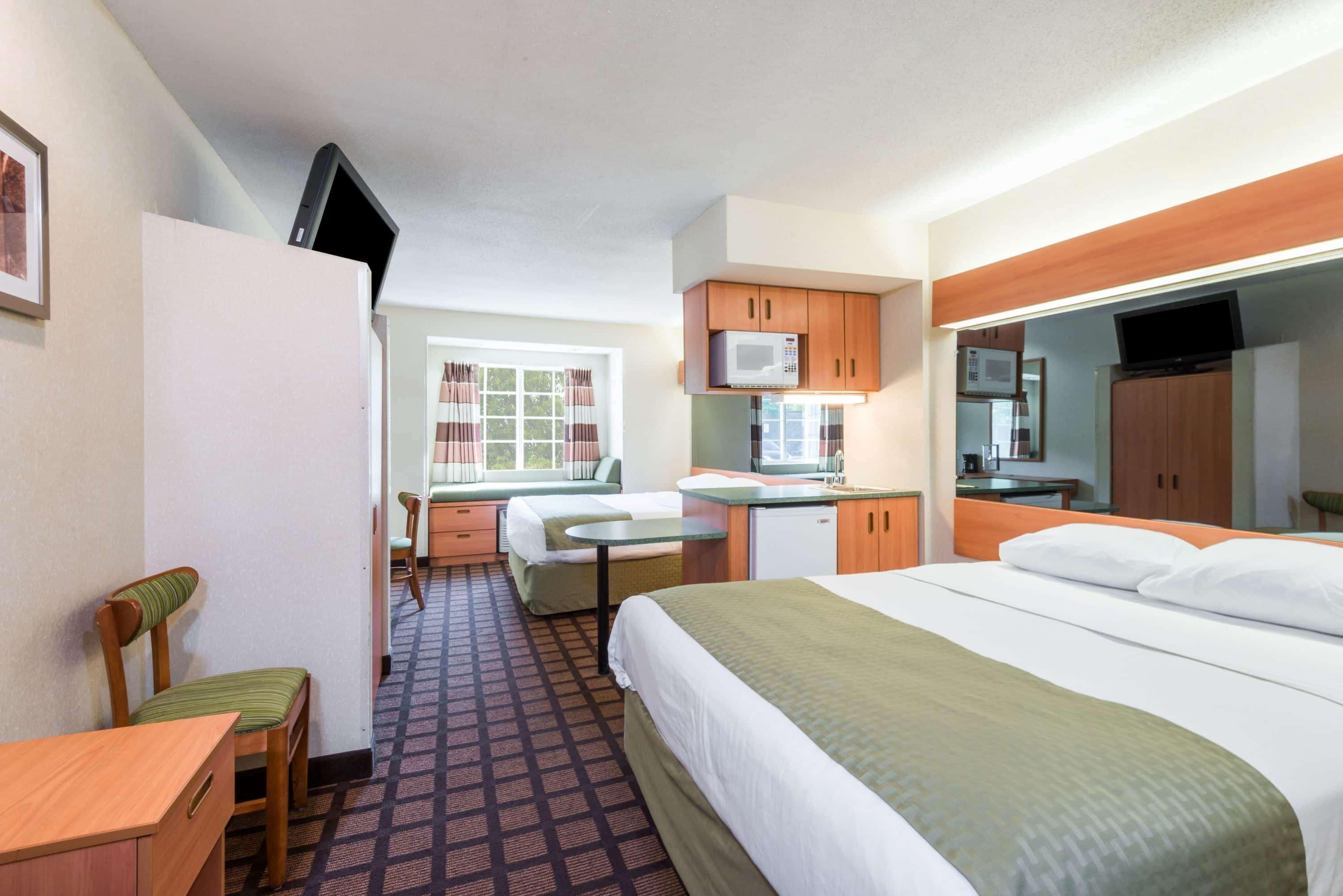 Microtel Inn & Suites By Wyndham Uncasville Casino Area Bagian luar foto